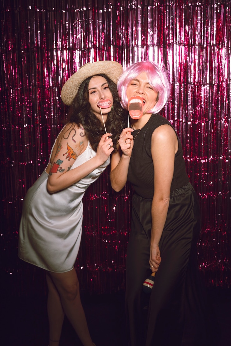 Foto grátis mulheres de tiro completo posando juntas no evento