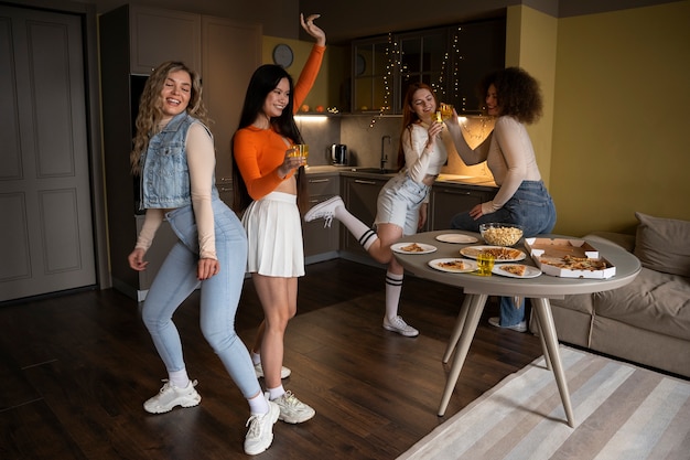 Mulheres de tiro completo rebolando na festa