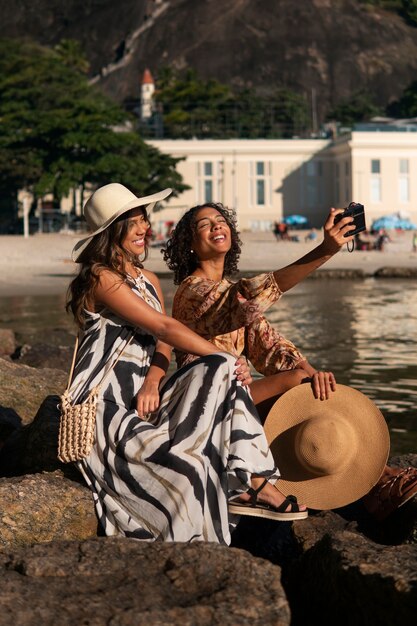 Mulheres de tiro completo vestindo roupas de férias