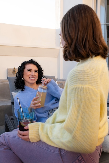 Foto grátis mulheres de tiro médio bebendo kombucha