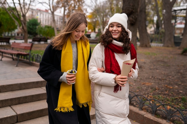 Foto grátis mulheres de tiro médio caminhando ao ar livre