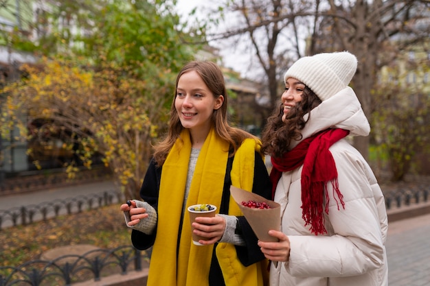 Foto grátis mulheres de tiro médio caminhando ao ar livre