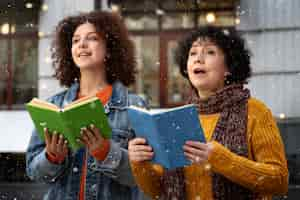 Foto grátis mulheres de tiro médio cantando juntas