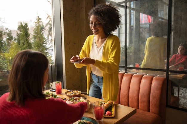 Foto grátis mulheres de tiro médio com comida deliciosa