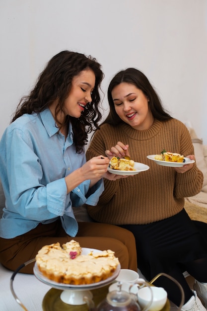 Foto grátis mulheres de tiro médio com comida deliciosa