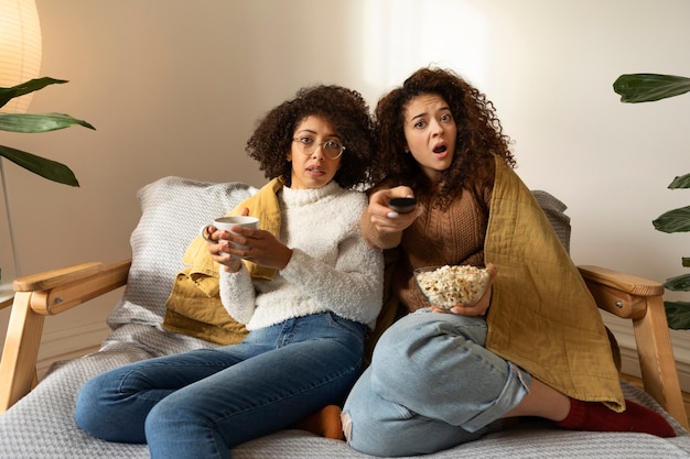 Foto grátis mulheres de tiro médio com lanches