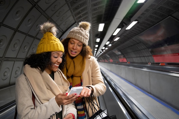 Mulheres de tiro médio com smartphone