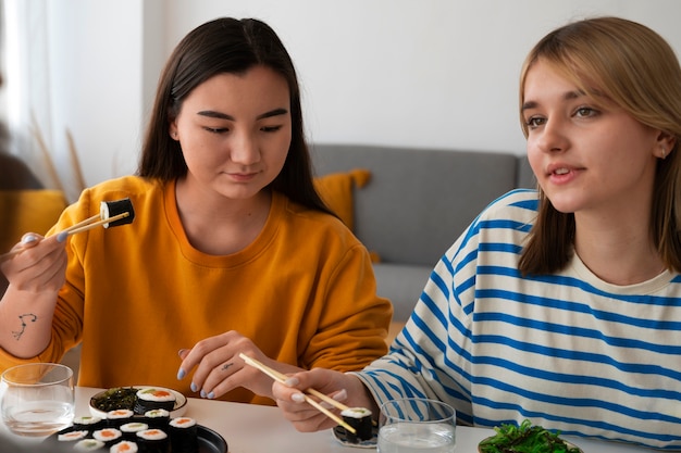 Foto grátis mulheres de tiro médio comendo juntas