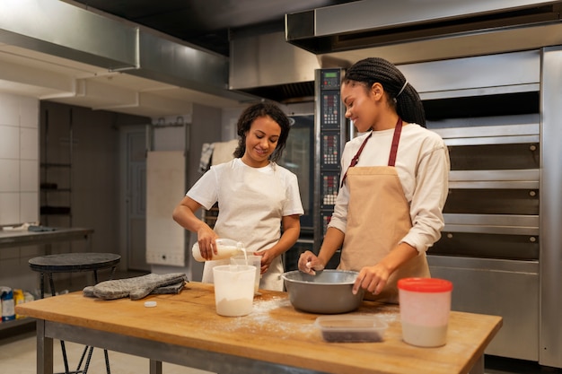 Foto grátis mulheres de tiro médio cozinhando juntas