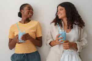 Foto grátis mulheres de tiro médio desfrutando de matcha azul em casa