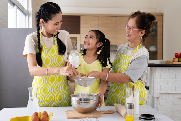 Foto grátis mulheres de tiro médio e meninas cozinhando