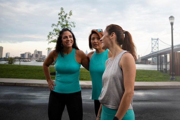 Mulheres de tiro médio fazendo esporte juntas