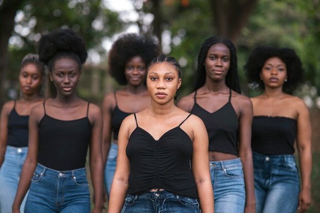 Foto grátis mulheres de tiro médio juntas