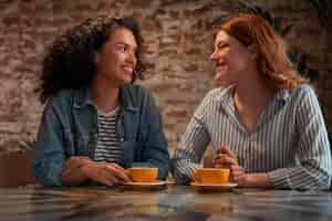 Foto grátis mulheres de tiro médio na cafeteria