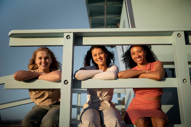 Mulheres de tiro médio passando tempo ao ar livre