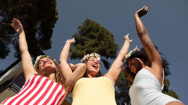 Foto grátis mulheres de tiro médio posando juntas