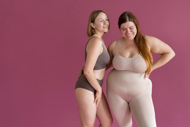 Foto grátis mulheres de tiro médio posando juntas