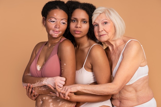 Mulheres de tiro médio posando juntas