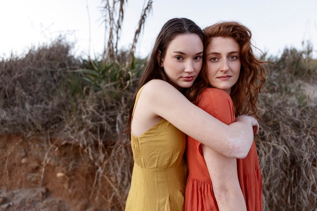 Foto grátis mulheres de tiro médio posando juntos