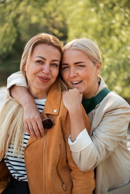 Mulheres de tiro médio posando juntos