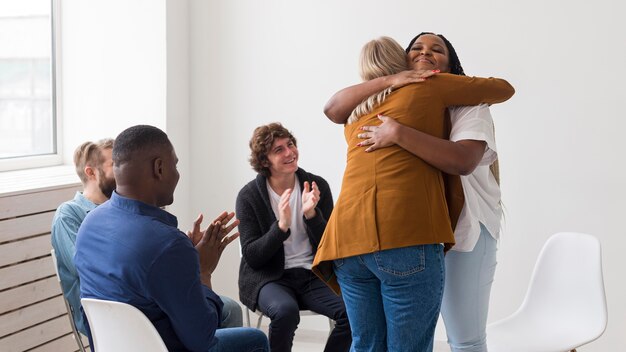 Mulheres de tiro médio se abraçando