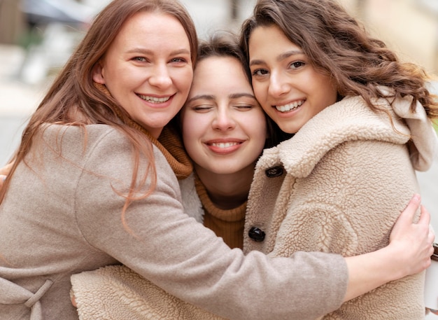 Foto grátis mulheres de tiro médio se abraçando