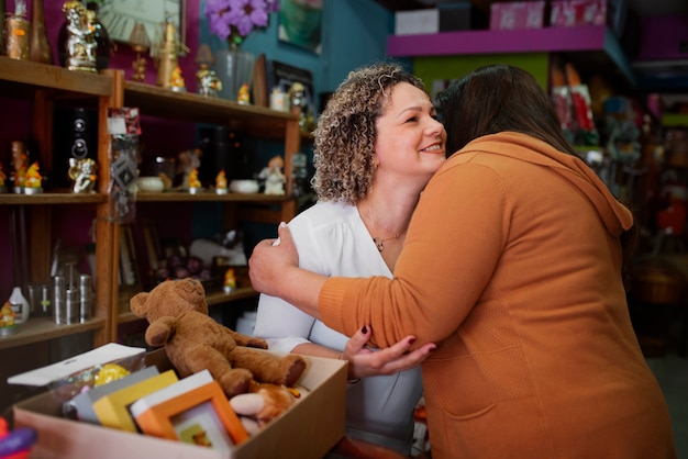 Mulheres de tiro médio se abraçando