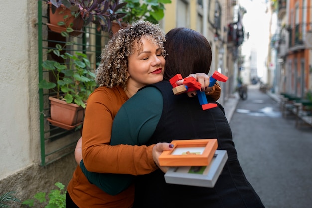 Mulheres de tiro médio se abraçando