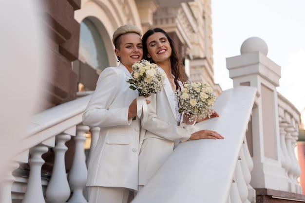 Foto grátis mulheres de tiro médio se casando