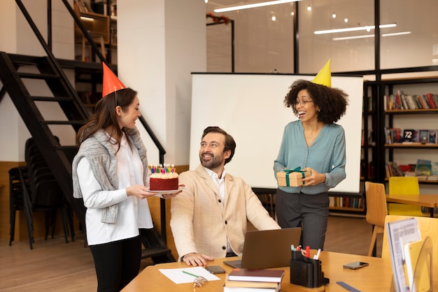 Mulheres de tiro médio surpreendendo o colega de trabalho