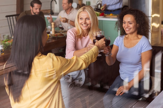 Mulheres de tiro médio tilintando de óculos