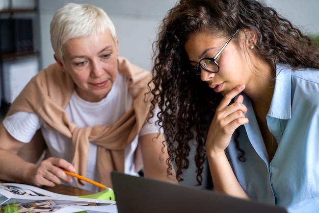 Mulheres de tiro médio trabalhando juntos