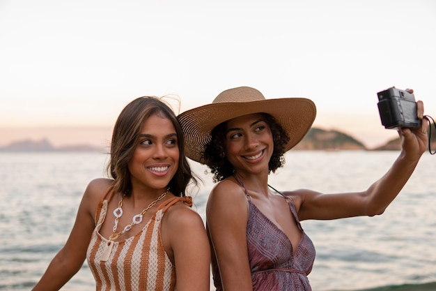 Foto grátis mulheres de tiro médio vestindo roupas de férias