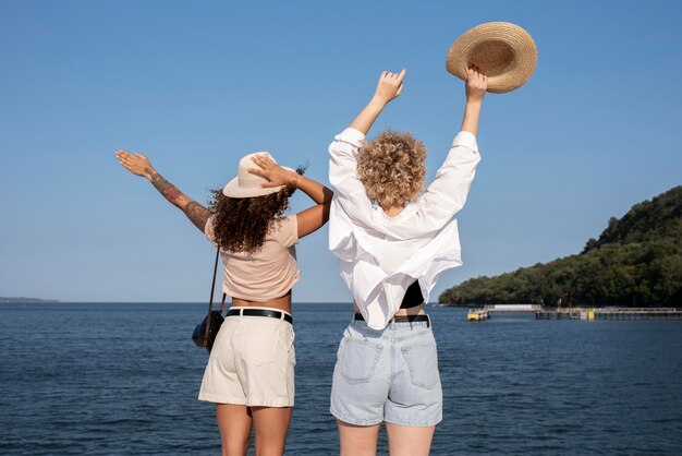 Mulheres de tiro médio viajando