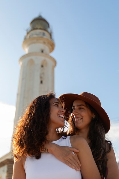 Mulheres de tom médio posando com farol