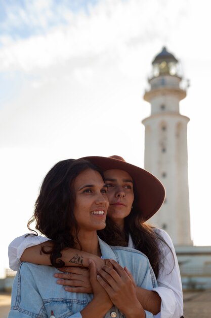 Mulheres de tom médio posando com farol