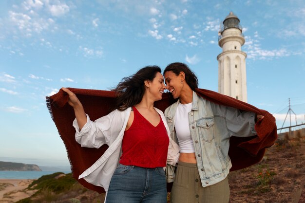 Mulheres de tom médio posando com farol