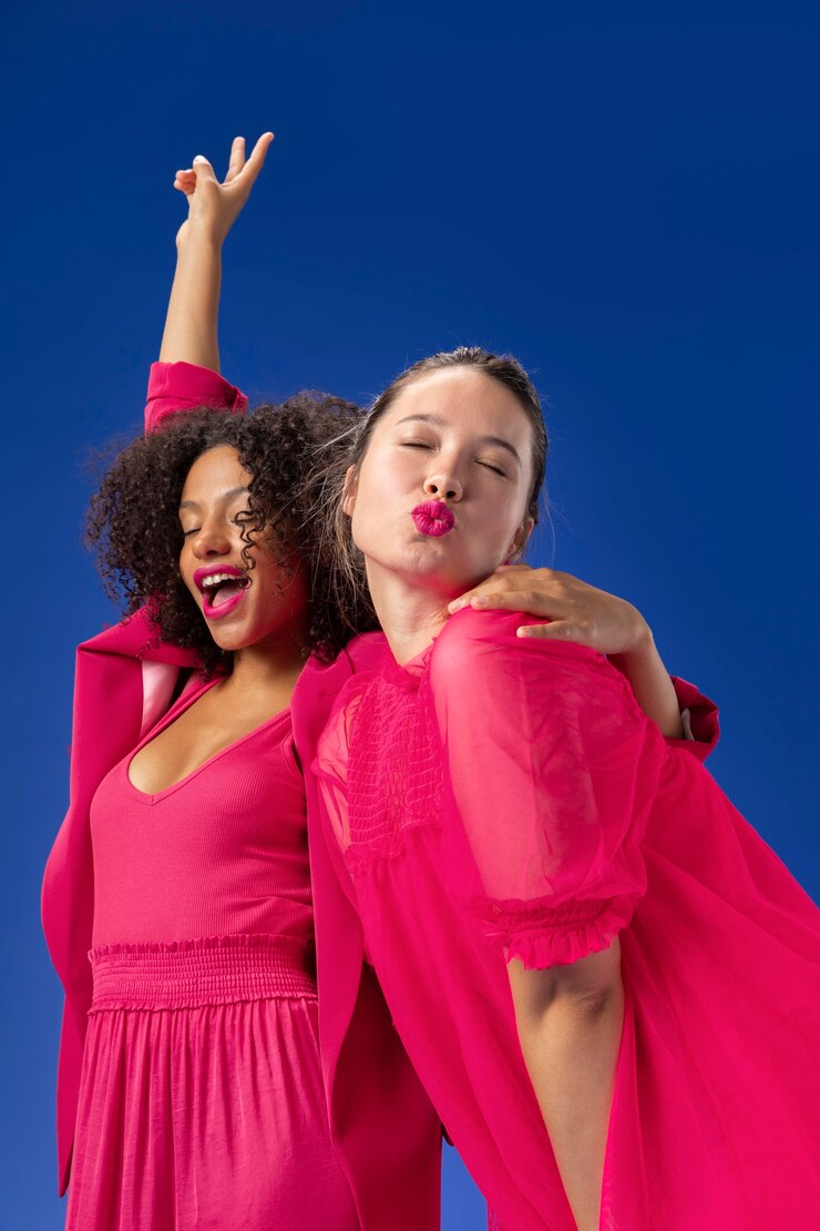 Foto grátis mulheres descoladas de tiro médio com roupas rosa