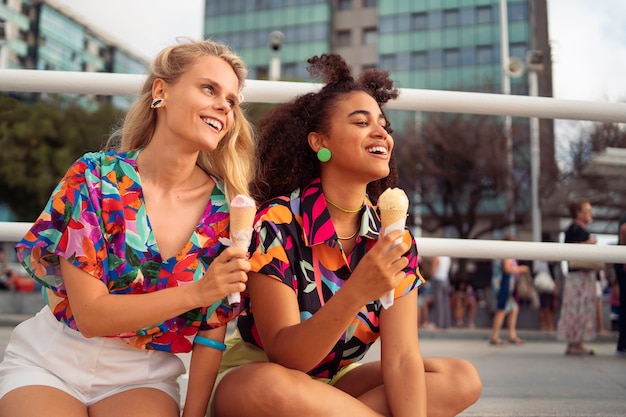 Foto grátis mulheres desfrutando da estética do verão dos anos 80