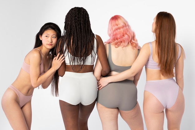 Foto grátis mulheres diferentes exibindo diferentes tipos de beleza