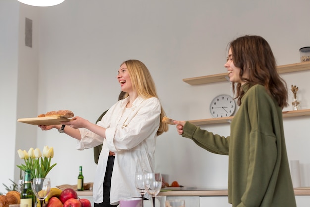 Mulheres do smiley que comem a pizza