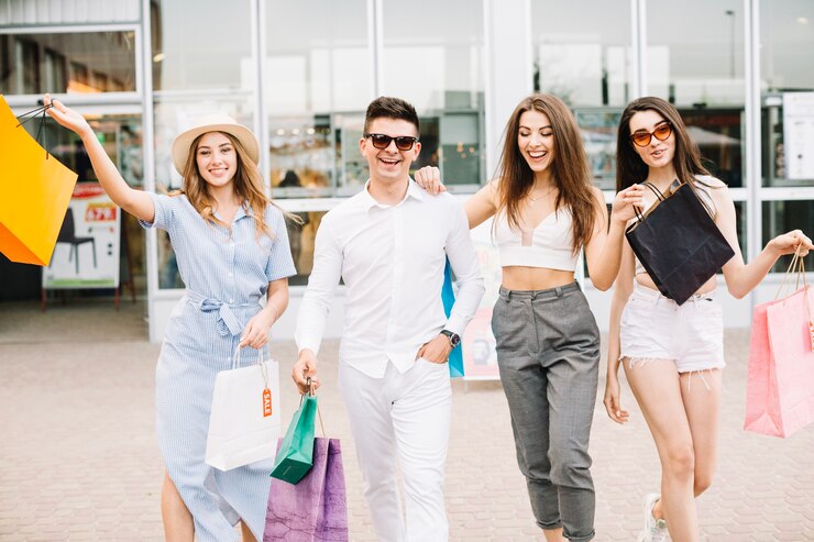 Foto grátis mulheres e homem com compras