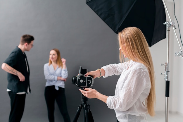 Mulheres e homem trabalhando em um estúdio de fotografia