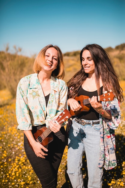 Mulheres elegantes com ukuleles