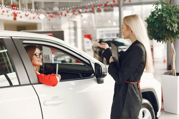 Mulheres elegantes e elegantes em um salão de carro