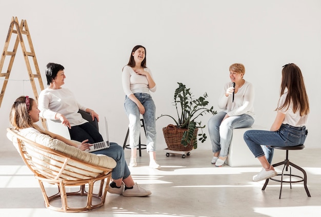 Mulheres em camisas brancas, passar algum tempo juntos