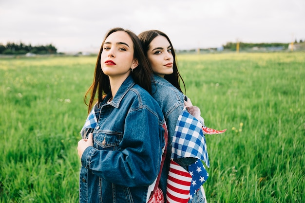 Mulheres em jaquetas jeans com atributos americanos