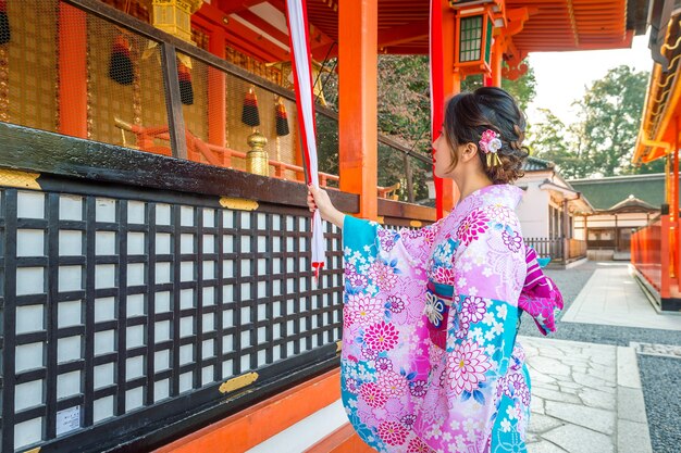 Mulheres em quimonos japoneses tradicionais no Santuário Fushimi Inari em Kyoto, Japão