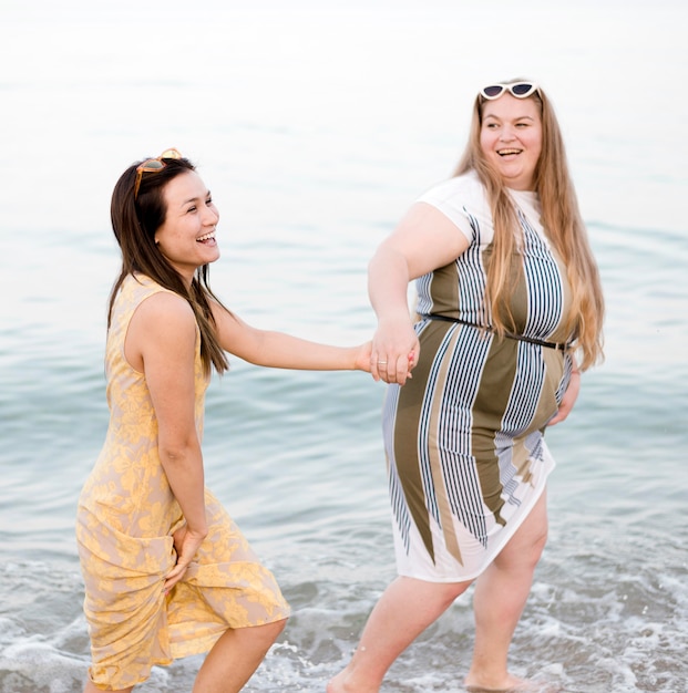 Foto grátis mulheres em roupas casuais, de mãos dadas