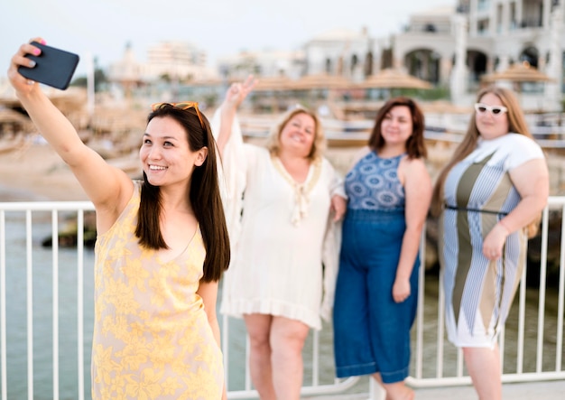 Foto grátis mulheres em roupas casuais, tirando uma foto auto